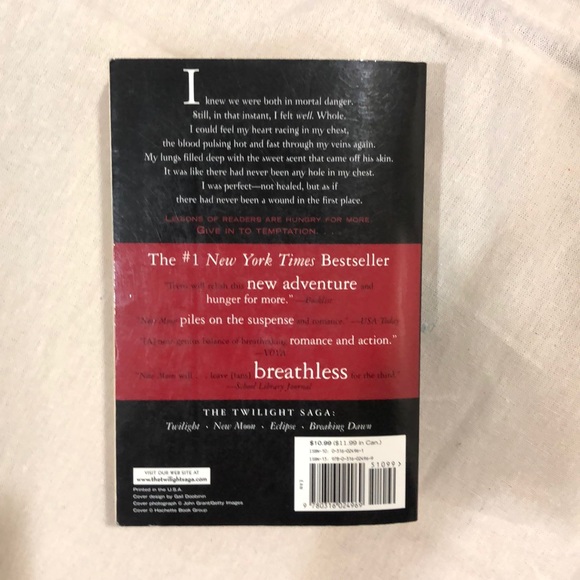 New Moon by Stephenie Meyer - Picture 2 of 2